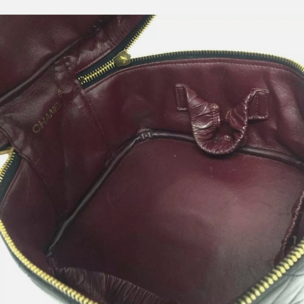 CHANEL Quilted Lambskin Vanity Case - Picture 9 of 10